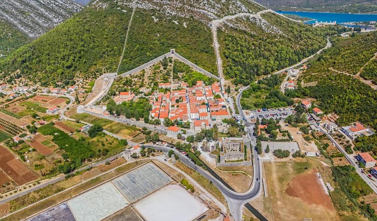vista aèria d'un poble a la muntanya
