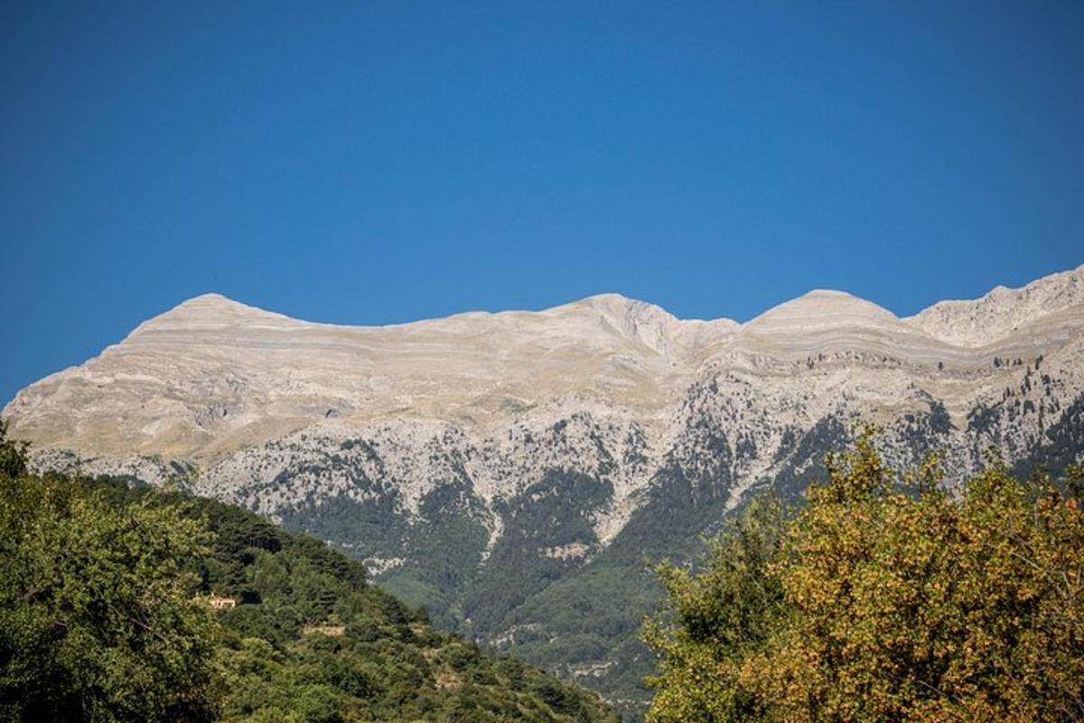 una montagna con montagne innevate sullo sfondo