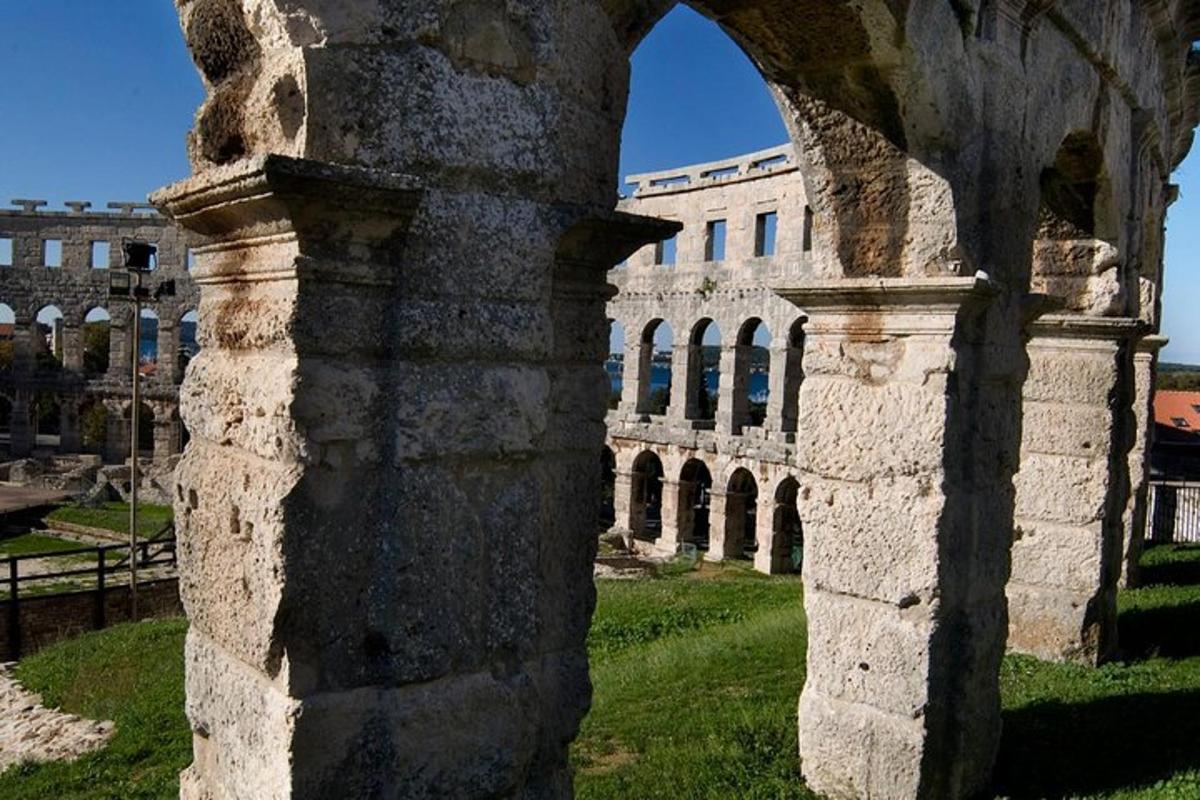 αρχαία ερείπια κτιρίου με αψίδα μπροστά
