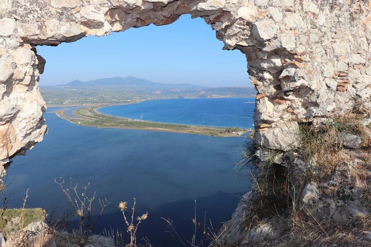 uma vista de um grande corpo de água através de uma janela