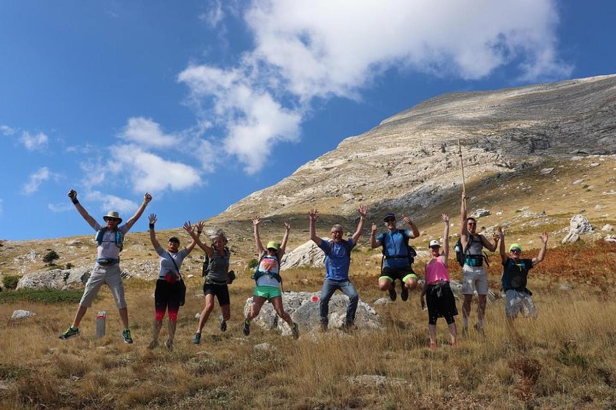 un gruppo di persone che saltano in un campo