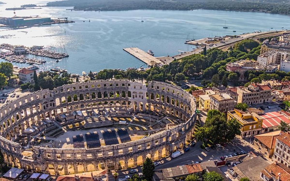 μια αεροφωτογραφία ενός κτιρίου δίπλα σε ένα υδάτινο σώμα
