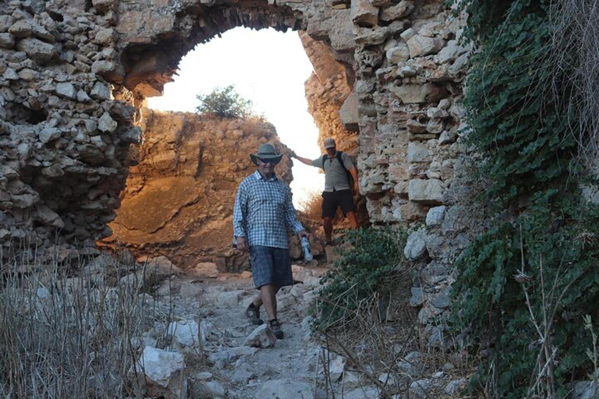Δύο άντρες περπατούν μέσα από μια πέτρινη σήραγγα