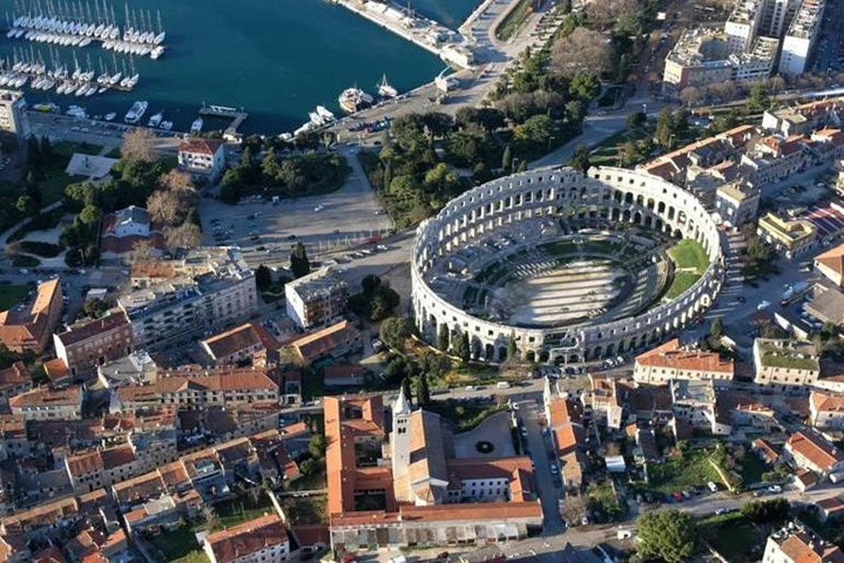 μια πανοραμική άποψη ενός σταδίου σε μια πόλη