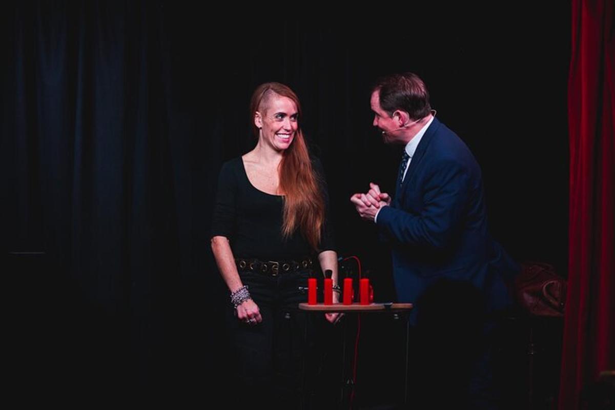 mees ja naine seisavad laua kõrval