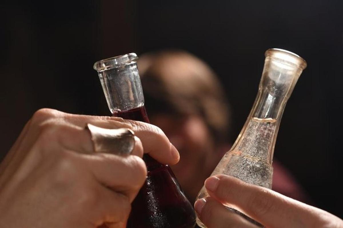 Δύο άτομα κρατούν μπουκάλια μπύρας