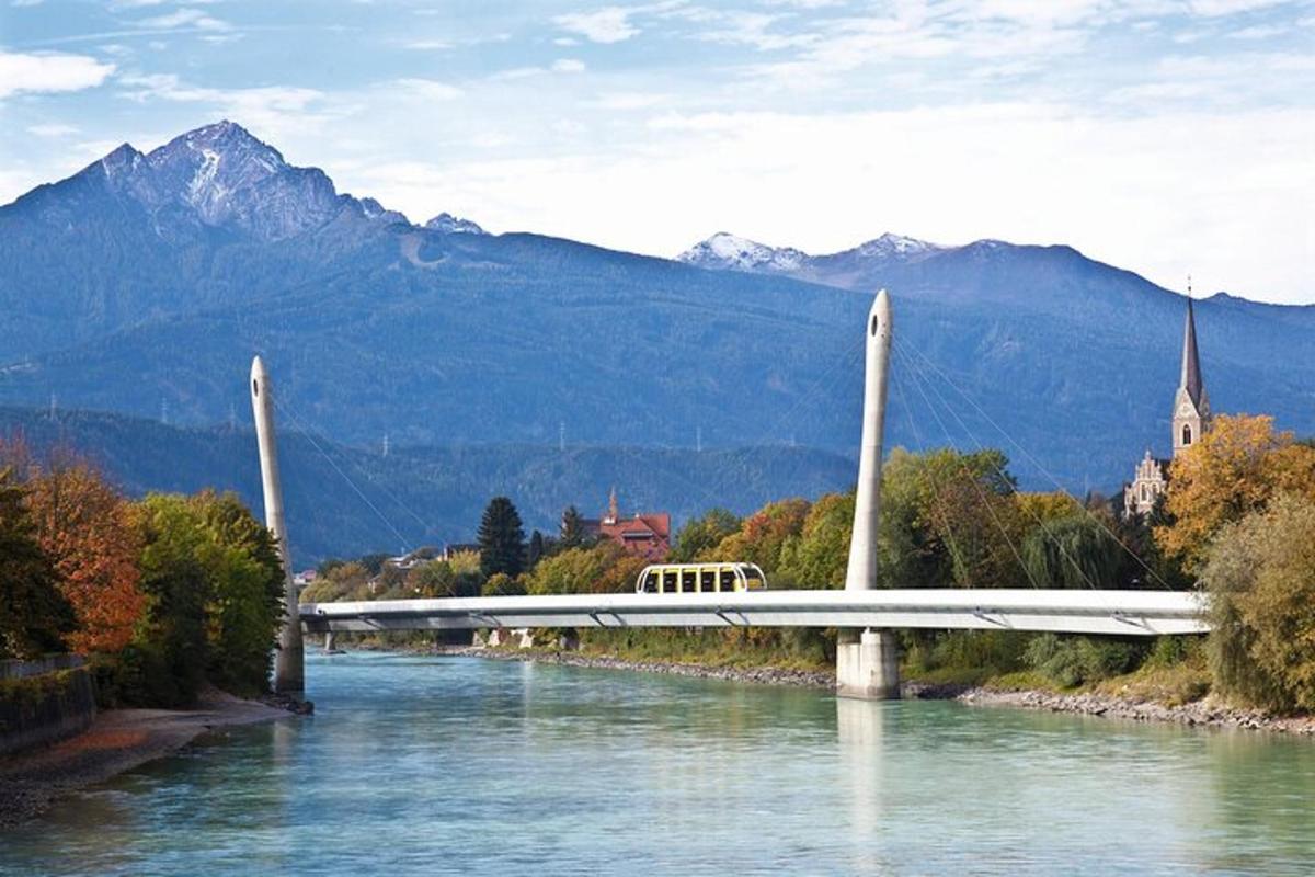 un pont sobre un riu amb un tren