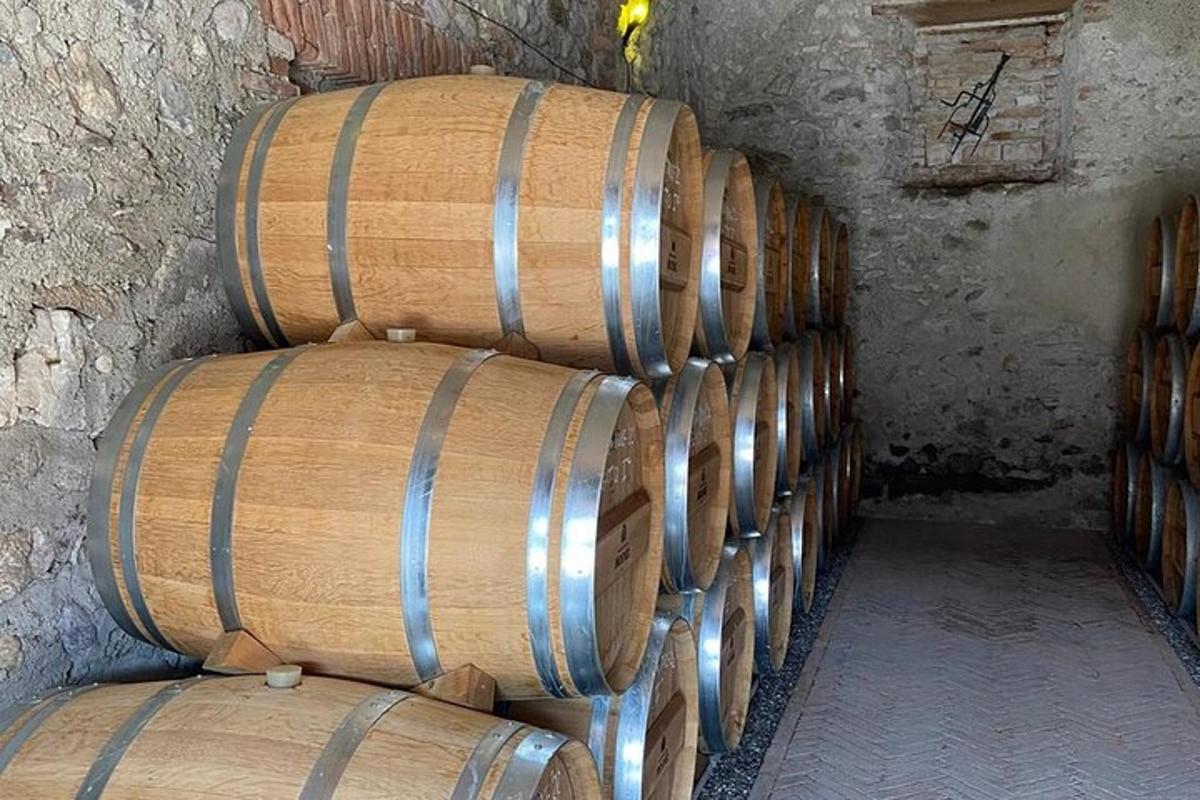 μια σειρά από ξύλινα βαρέλια στοιβαγμένα σε ένα δωμάτιο