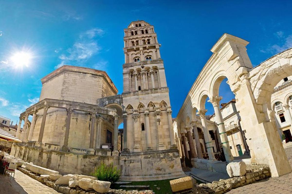 ein Gebäude mit einem Uhrenturm darauf