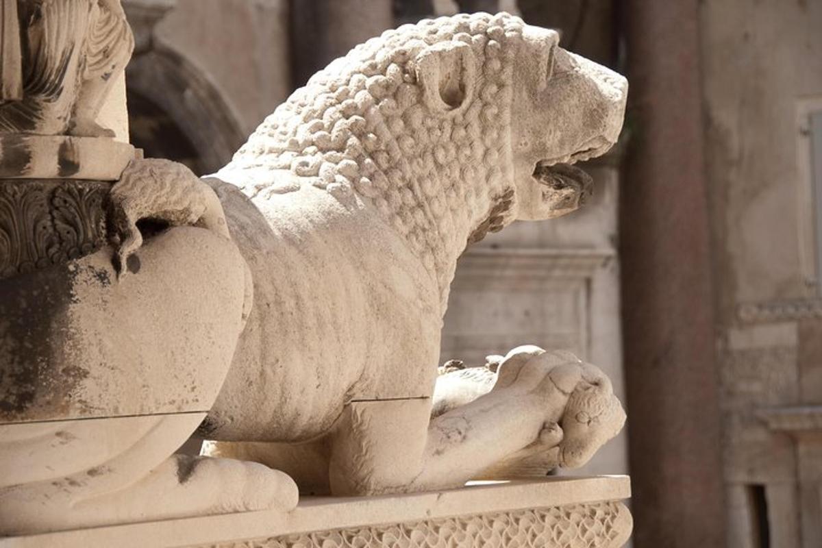 eine Statue eines Hundes, der auf einem Gebäude sitzt