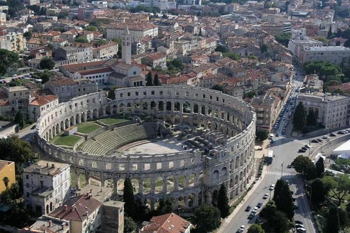 una vista aerea di un grande edificio in una città