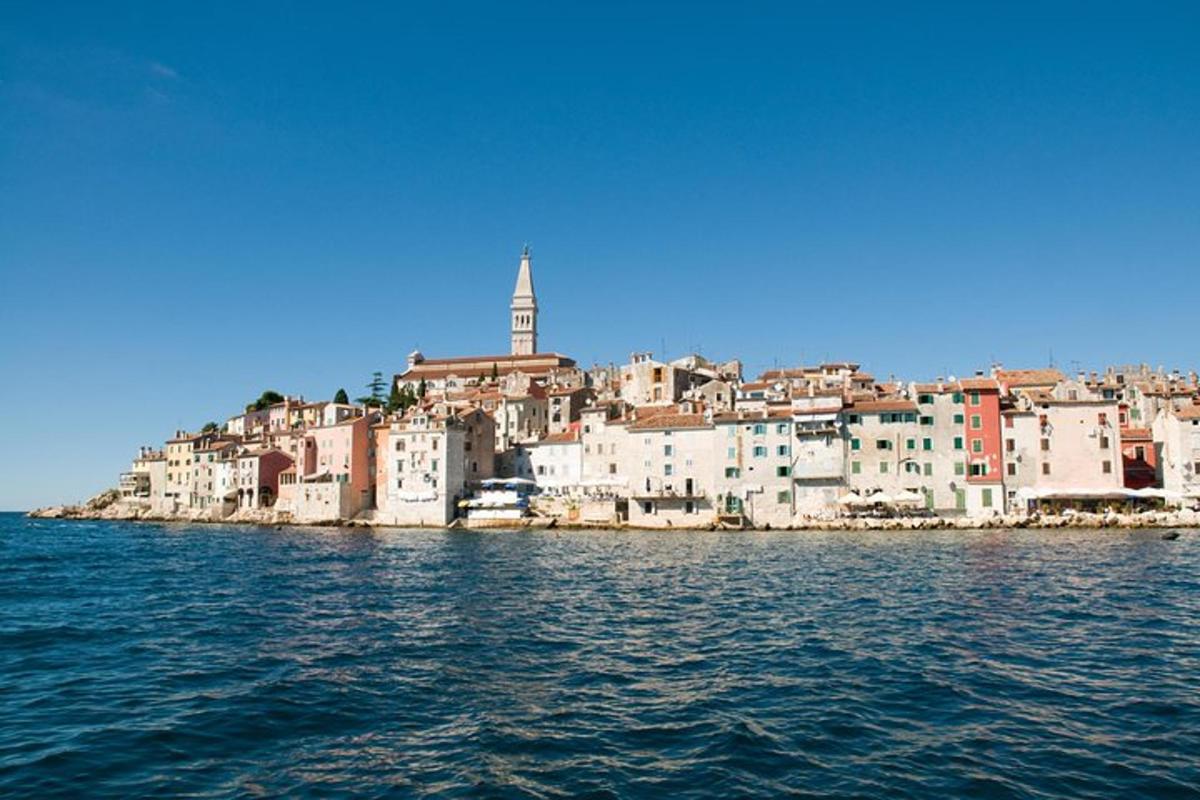 una vista di una città dall'acqua