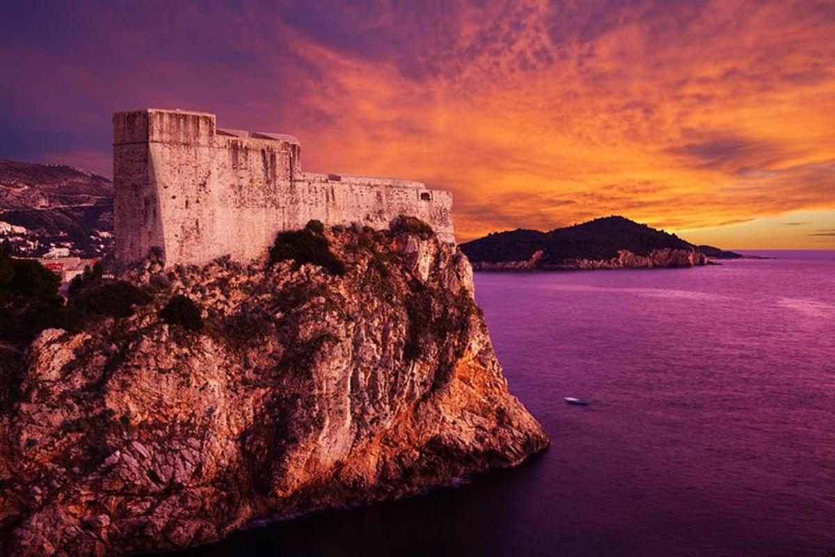 ένα κάστρο που βρίσκεται στην κορυφή ενός γκρεμού δίπλα στον ωκεανό
