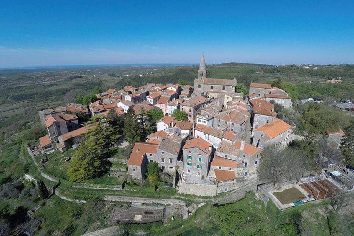 una vista aerea di una piccola città su una collina