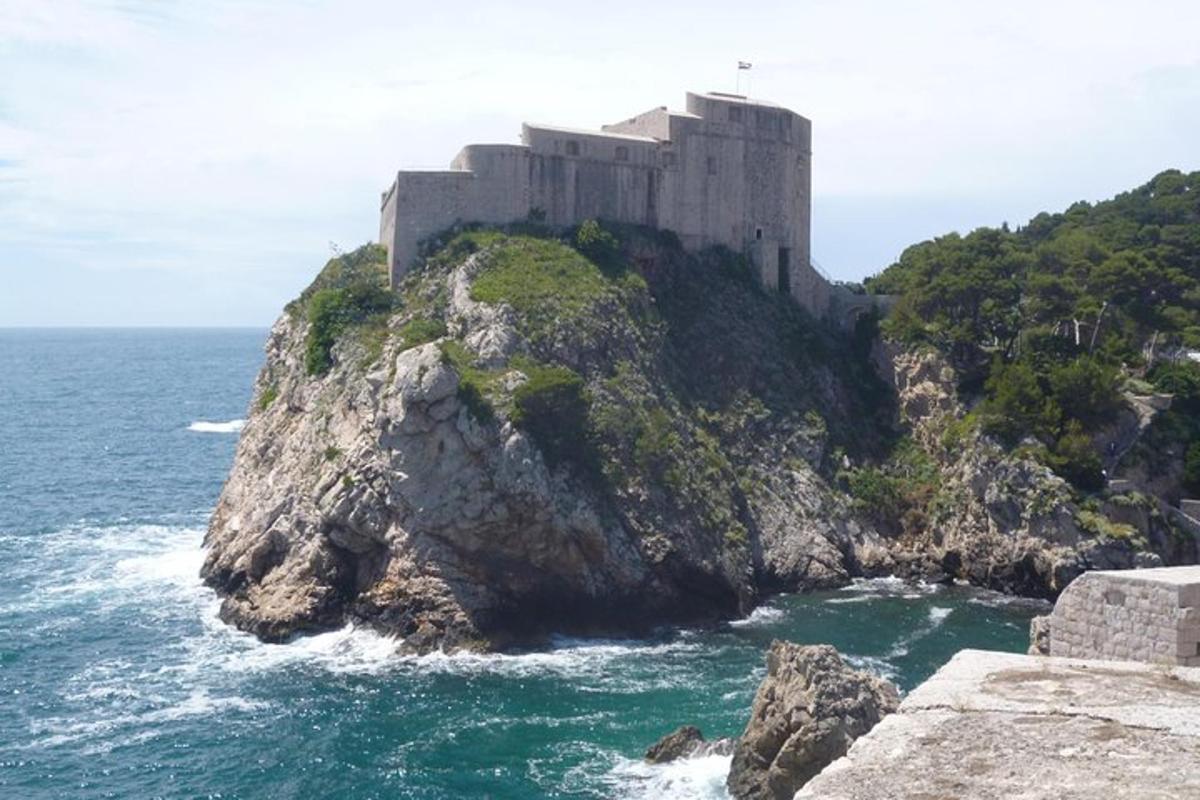ένα κάστρο στην κορυφή ενός βουνού στον ωκεανό