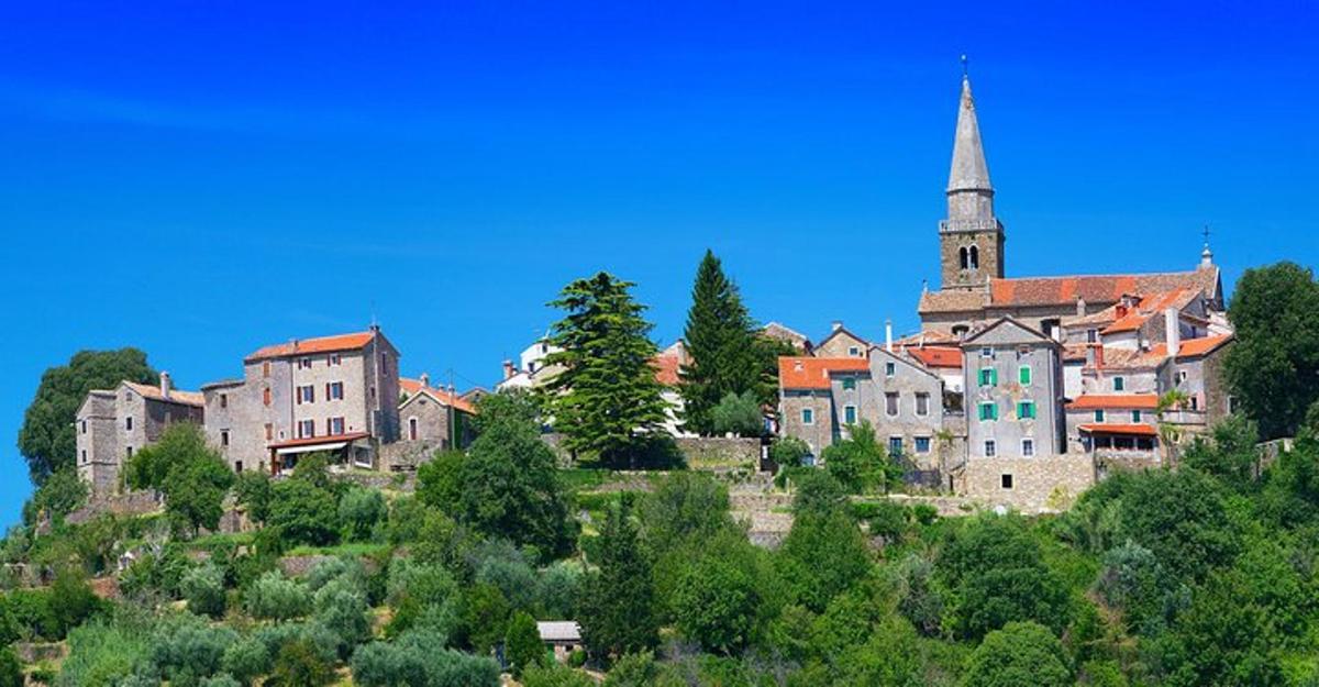egy vár egy domb tetején egy templommal