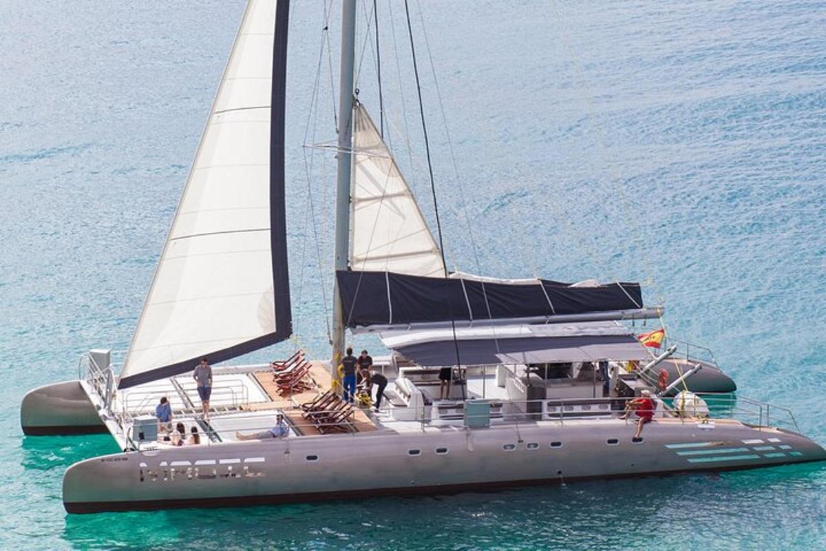 perahu layar dengan orang di atasnya di dalam air