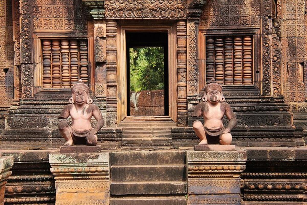 zwei Statuen, die auf den Stufen eines Gebäudes sitzen