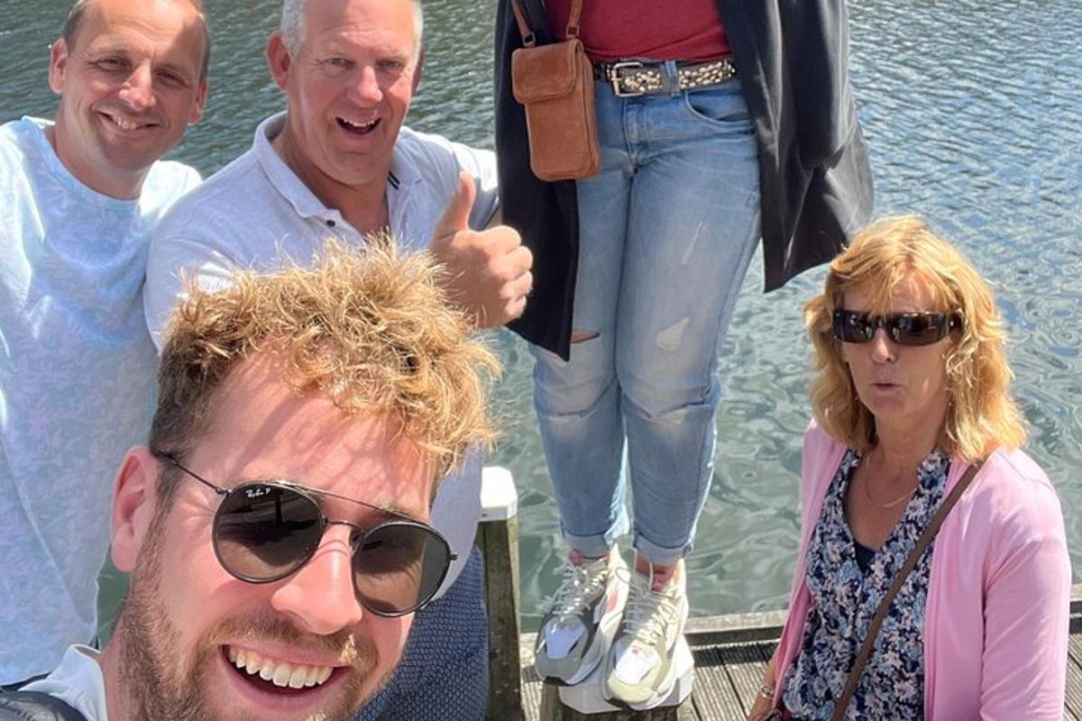 um grupo de pessoas posando para uma foto em um barco