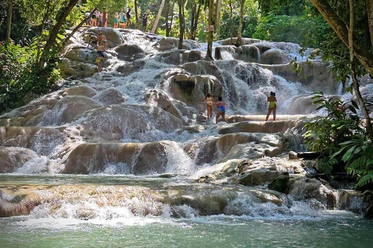 un gruppo di persone in piedi sulle rocce in una cascata
