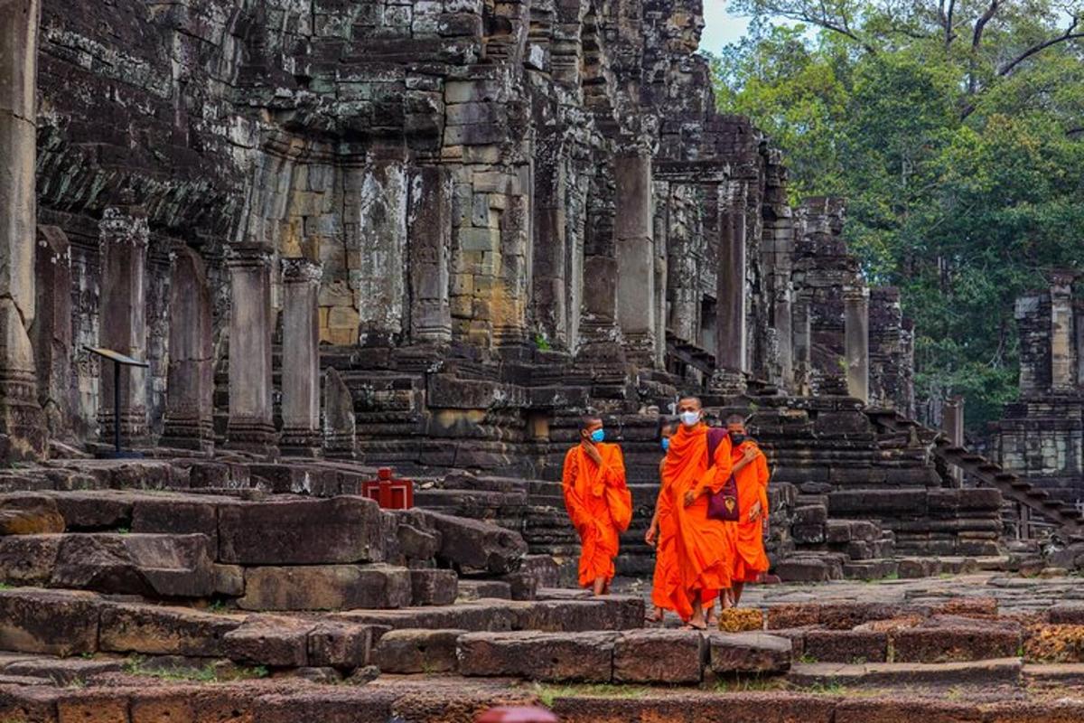 tiga biksu berjalan menaiki tangga kuil