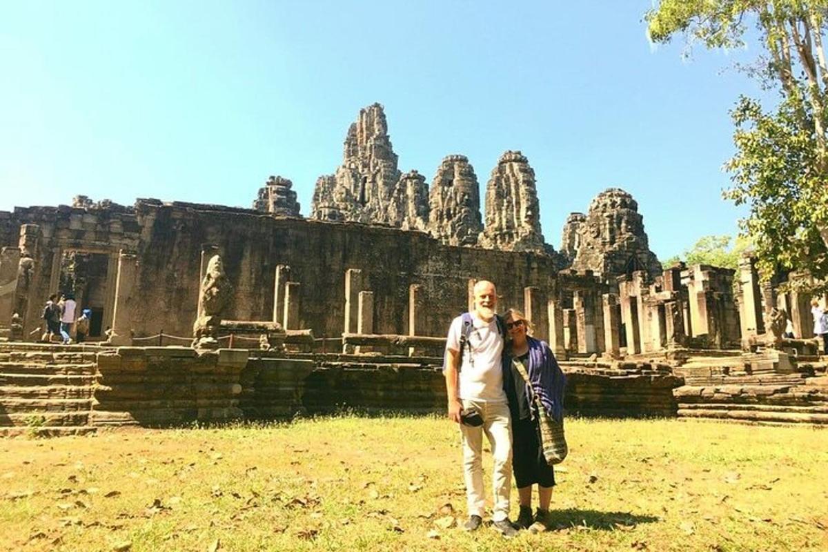 un home i una dona drets davant d'un temple