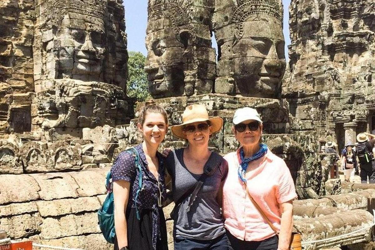 tres dones dempeus davant d'un temple