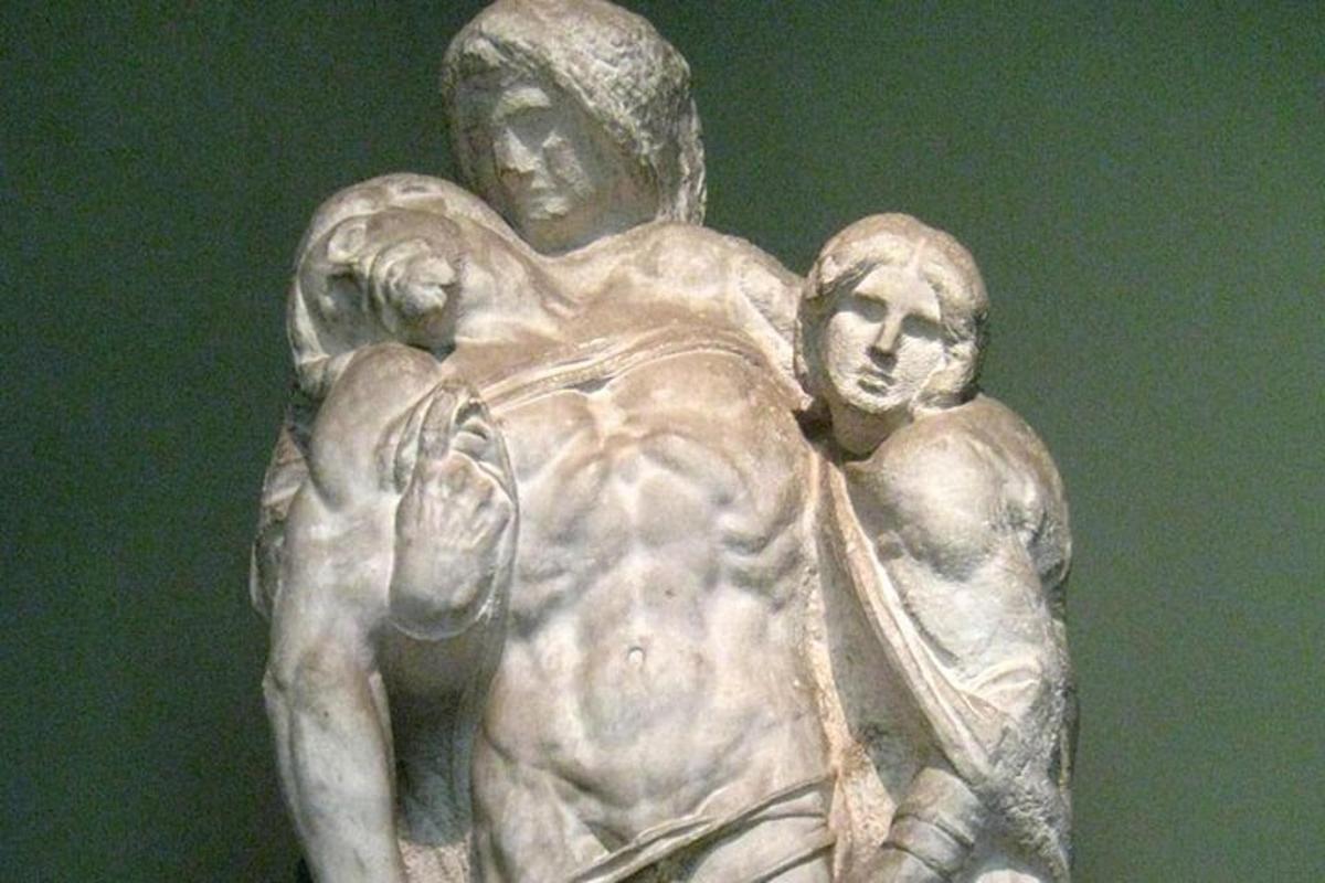 o statuie a unui bărbat și a unei femei