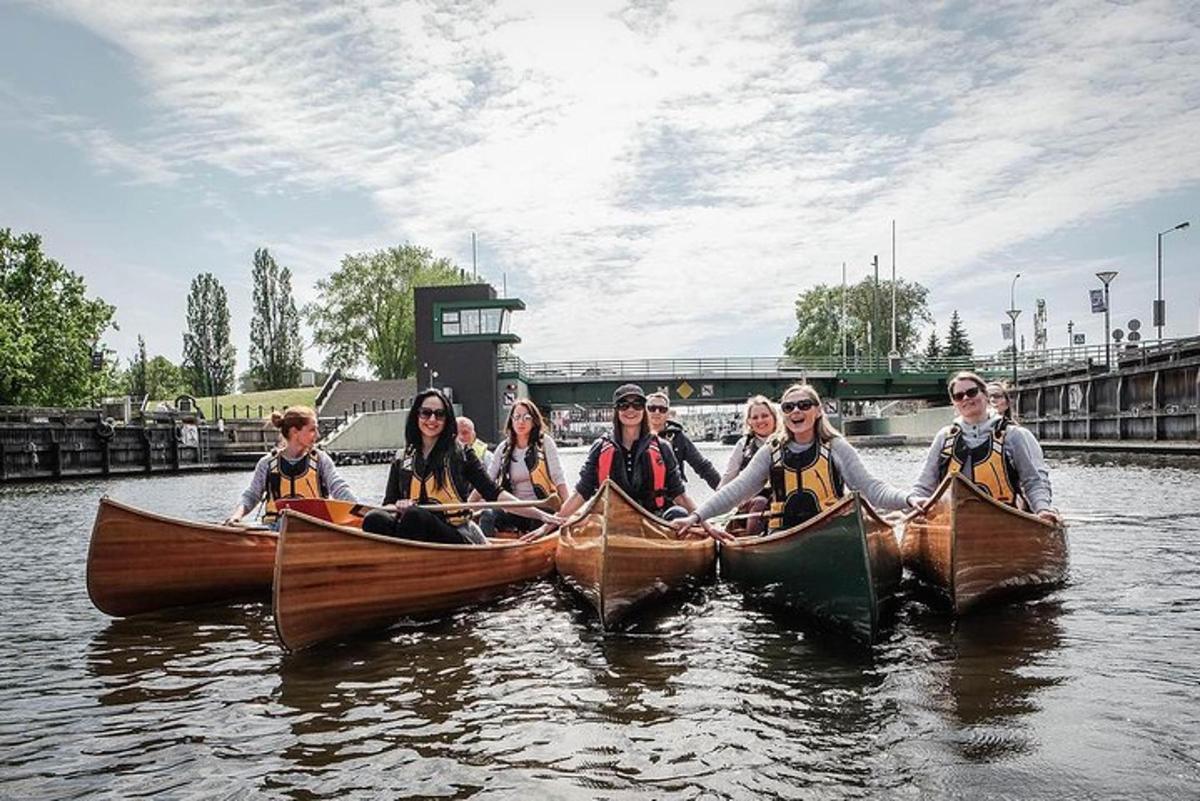 un gruppo di persone che navigano in kayak in acqua