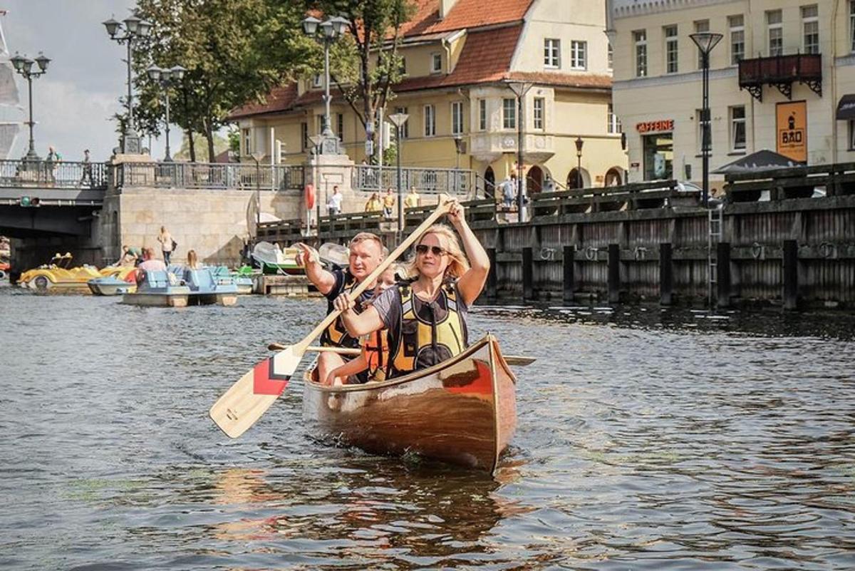 un uomo e una donna in canoa su un fiume