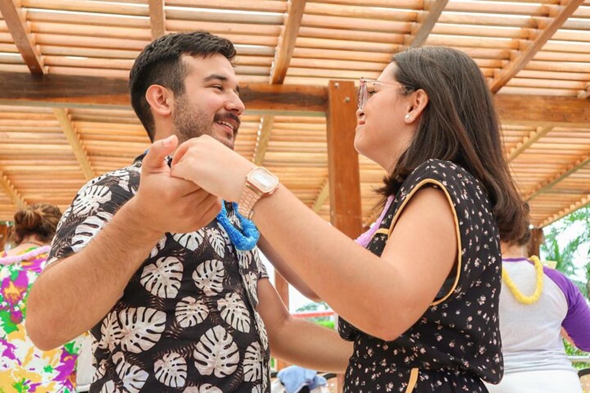 un uomo e una donna guardano un orologio