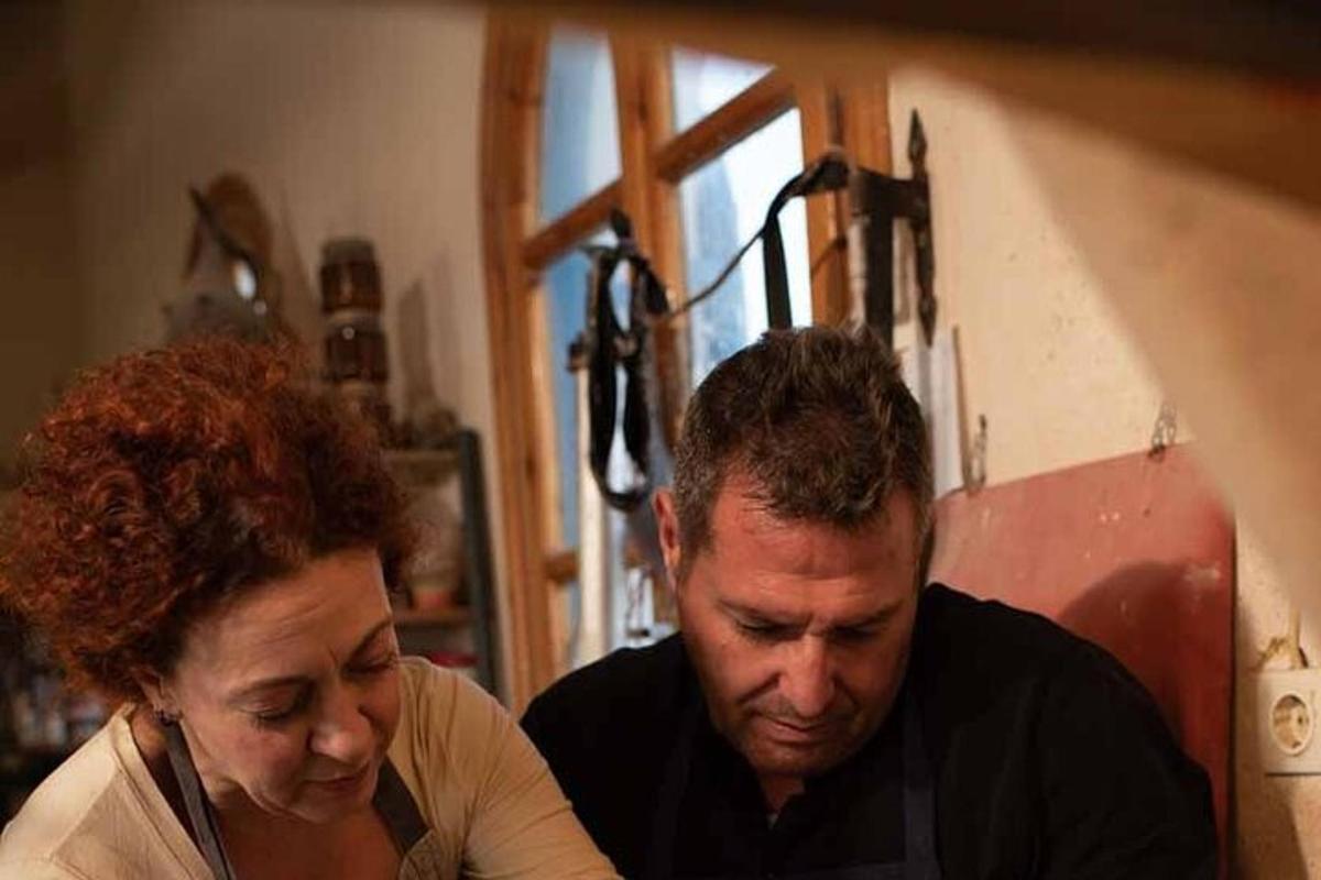 muž a žena sedící vedle sebe