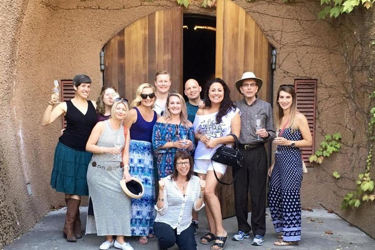 un gruppo di persone che posano per una foto