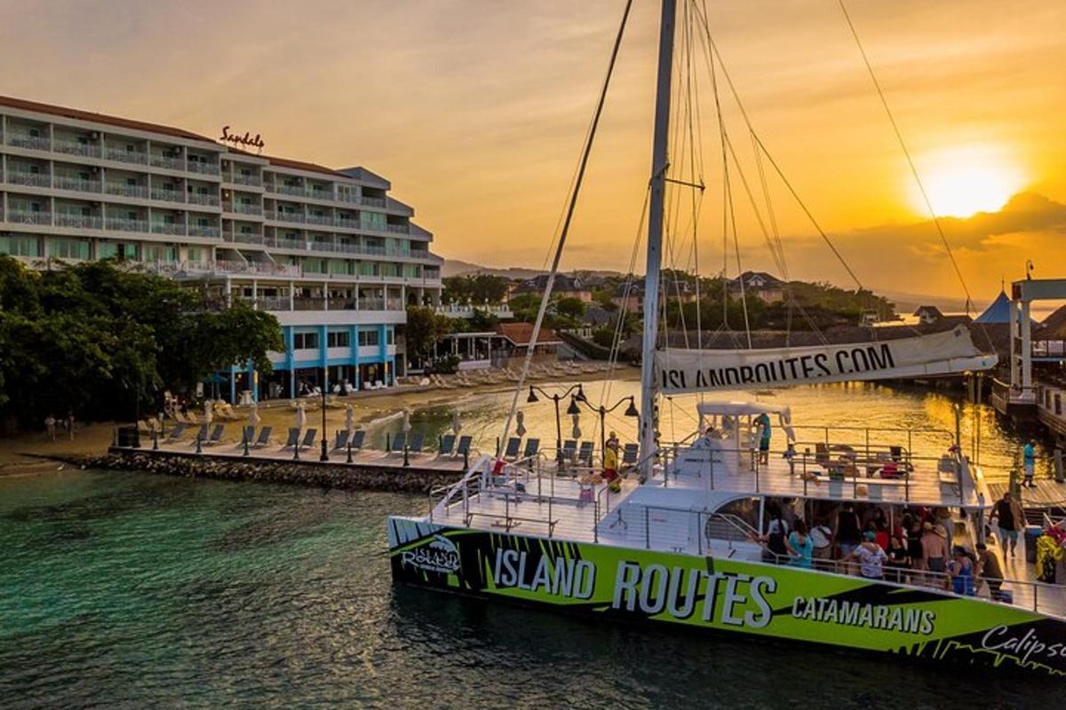 een boot in het water naast een hotel
