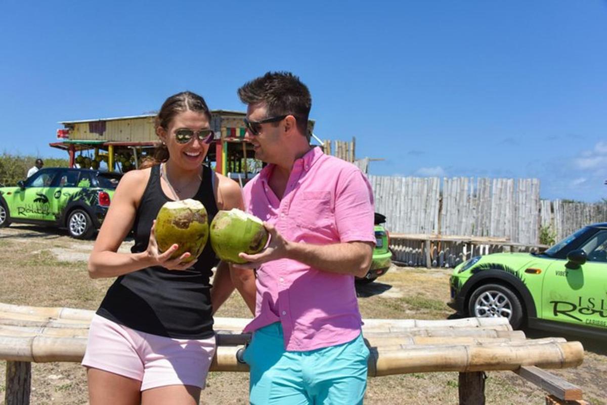 un home i una dona que sostenen dos cocos