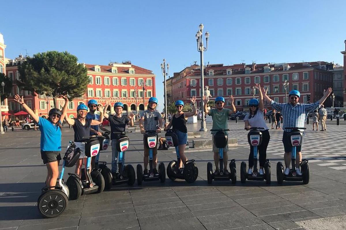 Skupina lidí jezdí na segwayích