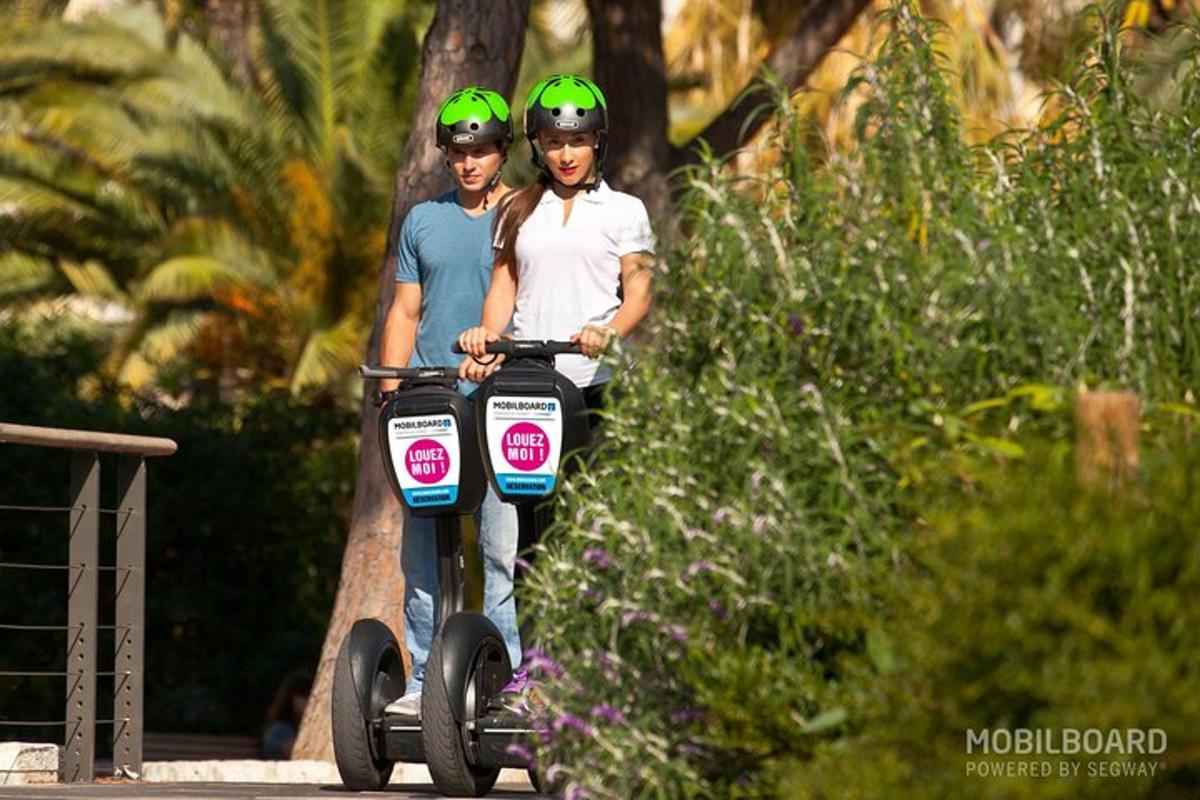 muž a žena jedoucí na segwayi