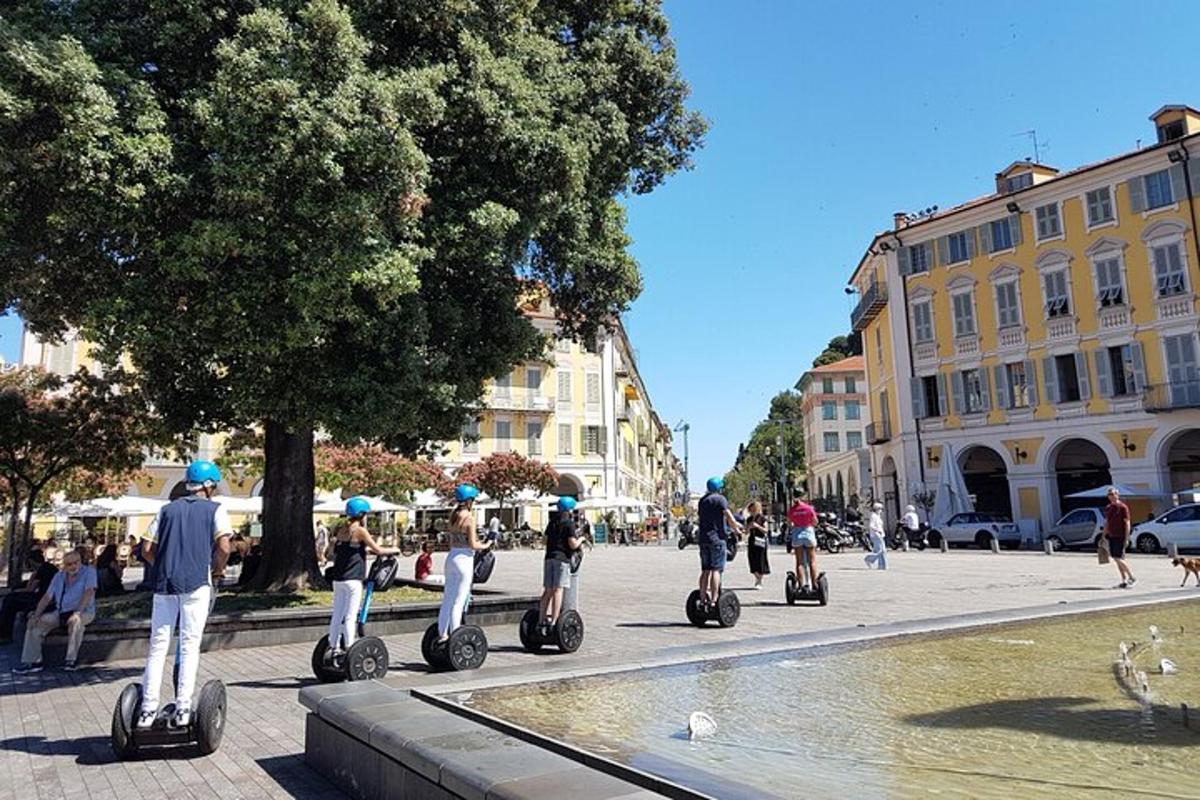 en gruppe mennesker som kjører på segwayer på en gate