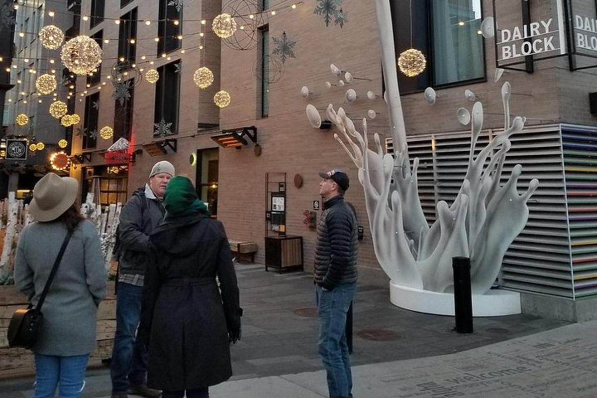 hópur fólks sem stendur fyrir framan byggingu