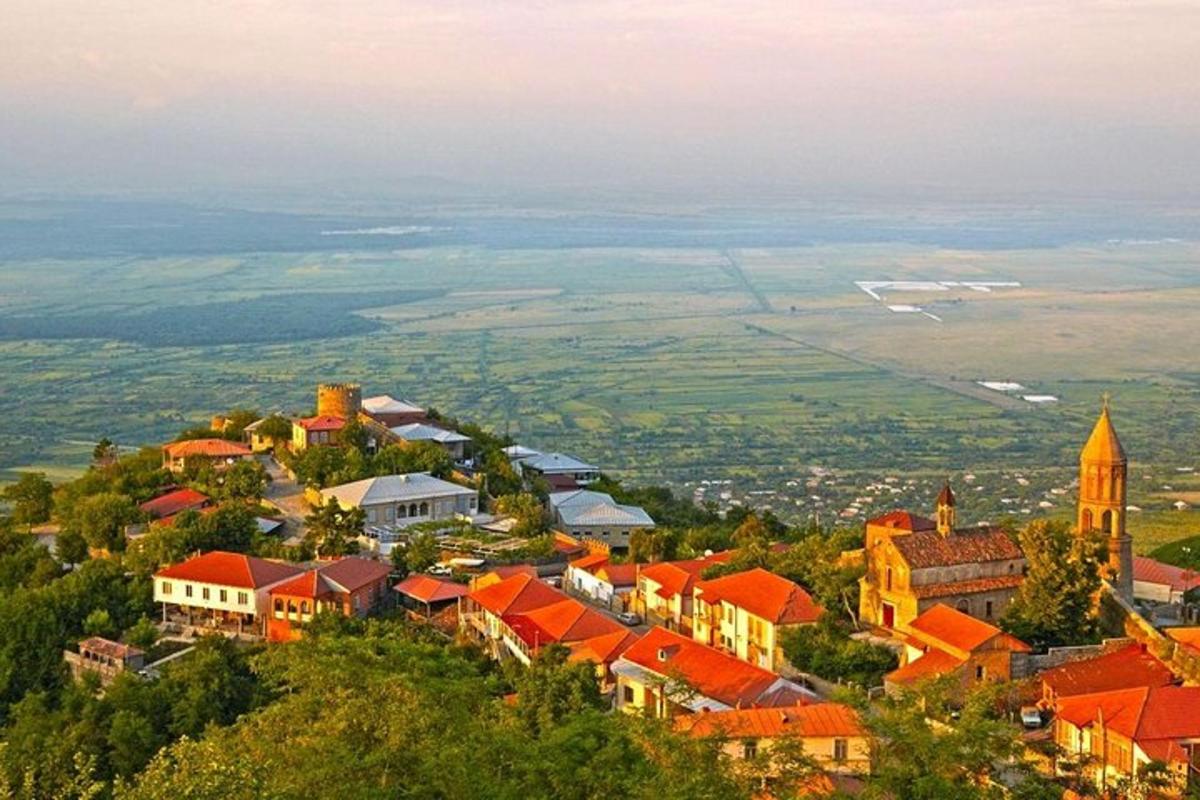 un oraș pe vârful unui deal cu o biserică