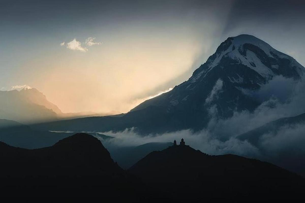 ein Berg in der Ferne mit einer Person davor