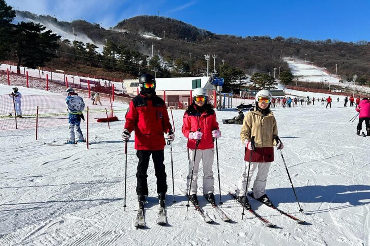 雪の中でスキーをする3人のグループ