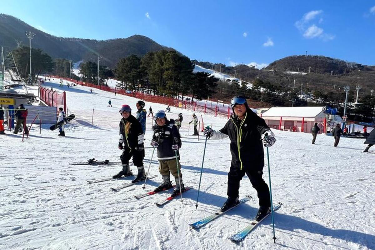 雪の中でスキーをする人々のグループ
