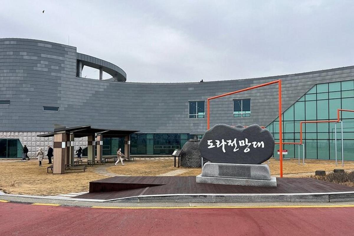 그 앞에 하트 모양의 조각상이 있는 건물