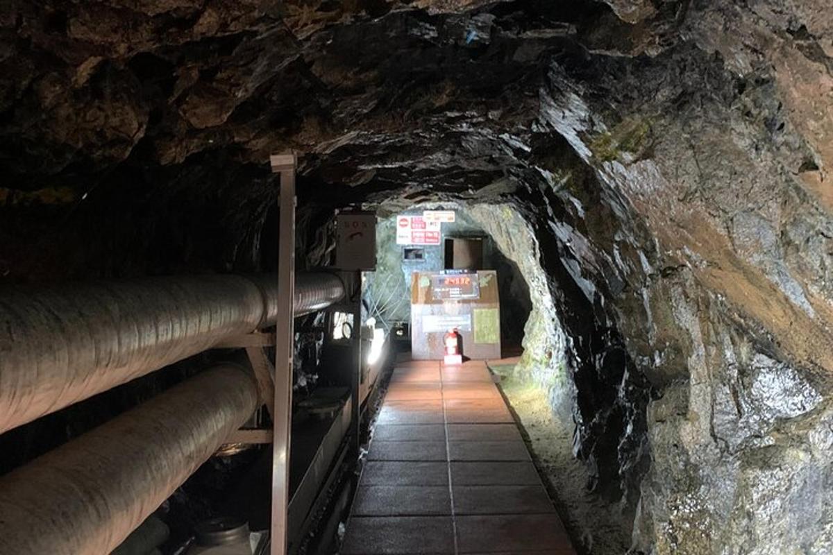 um túnel em uma caverna com um trem dentro