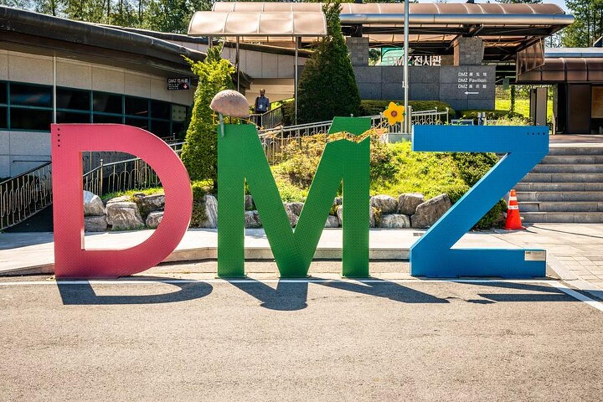velká cedule na parkovišti před budovou