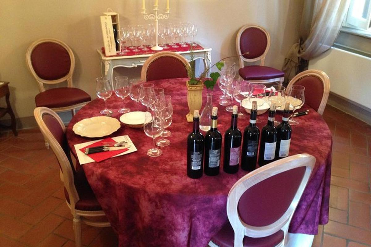 o masă cu sticle și pahare de vin pe ea