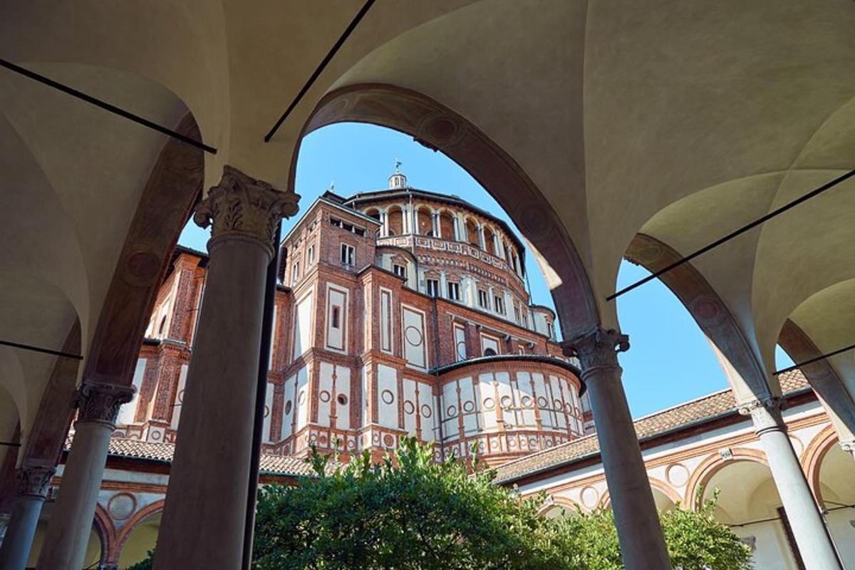 um grande edifício é visto através de um arco
