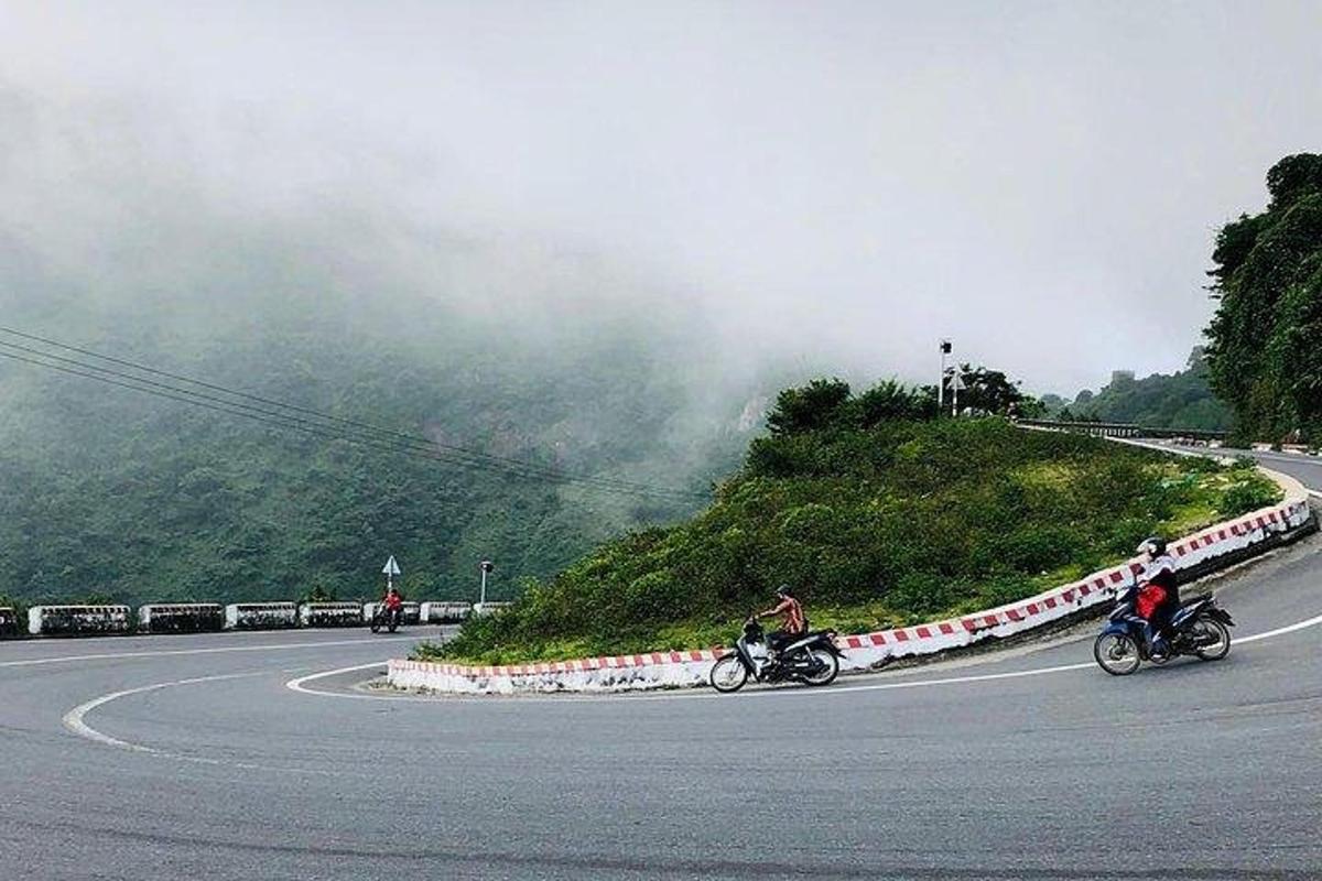 Dos personas viajando en motocicleta por una carretera sinuosa