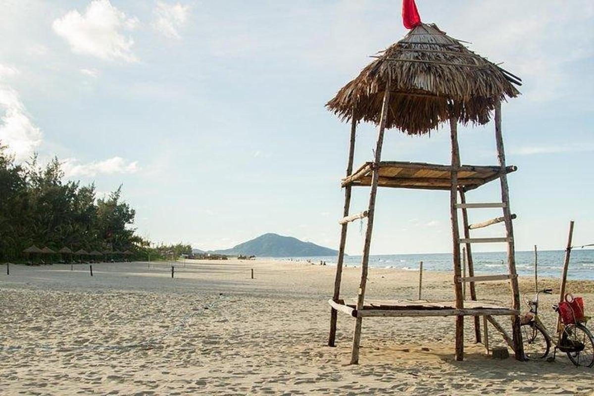 menara penjaga pantai di pantai dengan sepeda
